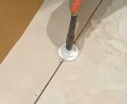 鹤山瓷砖空鼓维修公司专业解答瓷砖在铺贴过程中，如果没有涂抹均匀到位的粘结材料（如水泥砂浆或瓷砖胶），可能会导致以下问题