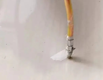 鹤山瓷砖空鼓维修公司专业解答在瓷砖铺贴过程中，如果使用的砂料过粗（如全部使用了粗砂），可能会导致以下问题
